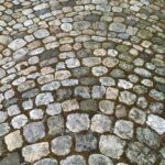 Czy płyty brukowe nadają się na podjazdy dla samochodów osobowych?