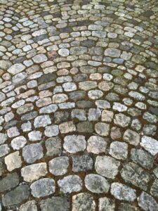 Czy płyty brukowe nadają się na podjazdy dla samochodów osobowych?