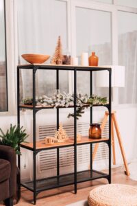 Funkcjonalny regał z półkami który odmieni wnętrze Twojego przedpokoju